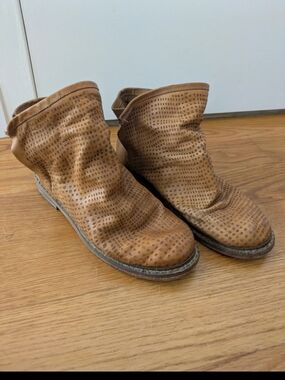 Women’s Italian Tan Leather Ankle Boots (Size 36 / W6)